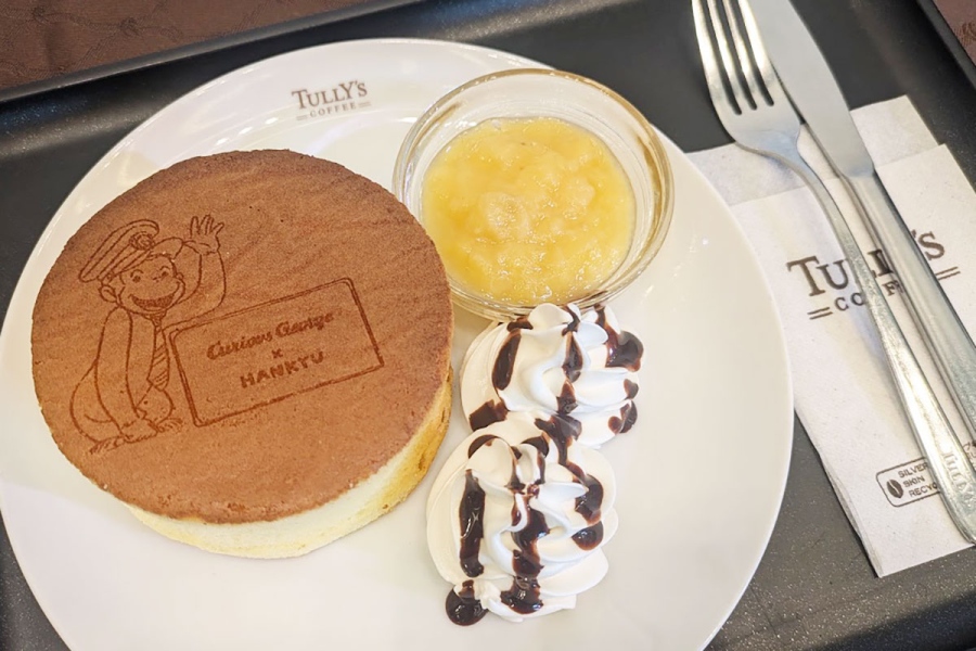 osarugeorge_202608_1 | Lmaga.jp 「タリーズコーヒー」で販売される「うきうき窯焼きケーキ~バナナ&チョコ~」(980円) ©&® UCS LLC and HC LLC ©Hankyu Corp.