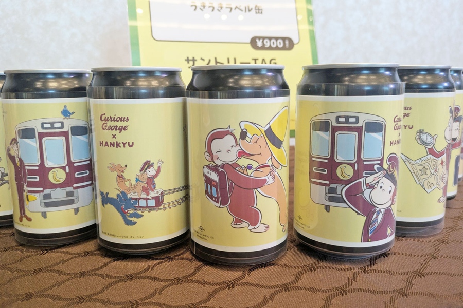 osarugeorge_202608_2 | Lmaga.jp 「サントリーTAG自動販売機」で販売される「うきうきラベル缶」(900円) ©&® UCS LLC and HC LLC ©Hankyu Corp.