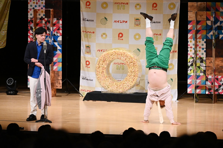 pineamematsuri2026_7 | Lmaga.jp 『パインアメ夏祭り2026』で30秒の倒立を披露するマユリカ中谷(8月8日・大阪市内)