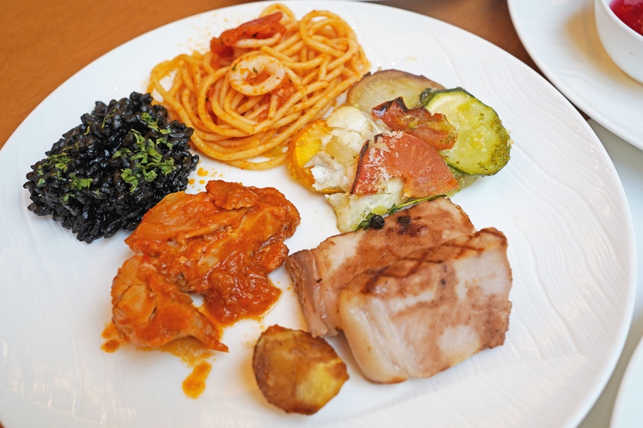 ritzcarlton_202608_10 | Lmaga.jp 温製料理たち。写真上から時計回りに、イカとフレッシュトマトのスパゲッティー、スズキと野菜のオーブン焼き、豚ロースのグリル、鶏の煮込み アッラ ロマーナ、イカ墨のリゾット(8月4日撮影/Lmaga.jp)