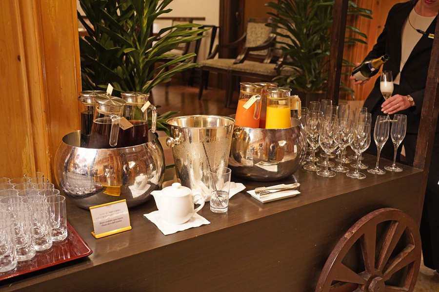 ritzcarlton_202608_14 | Lmaga.jp ドリンク飲み放題コーナー。コーヒー&紅茶以外は「ドリンクフリーフロー付き」(7000円)プランで飲むことができる(8月4日撮影/Lmaga.jp)