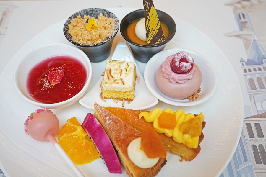 ritzcarlton_202608_9 | Lmaga.jp スイーツの一部メニュー。写真左上から時計回りに、バニラフール、“Bahilbe”ミルクチョコレートムース、ラズベリーチーズケーキと柚子クランブル、マンゴーとパイナップルフルーツタルト、アプリコットとバーボンバニラクラフティ、ココナッツスポンジケーキ、フレッシュピーチ アップルとハイビスカスティー(8月4日撮影/Lmaga.jp)