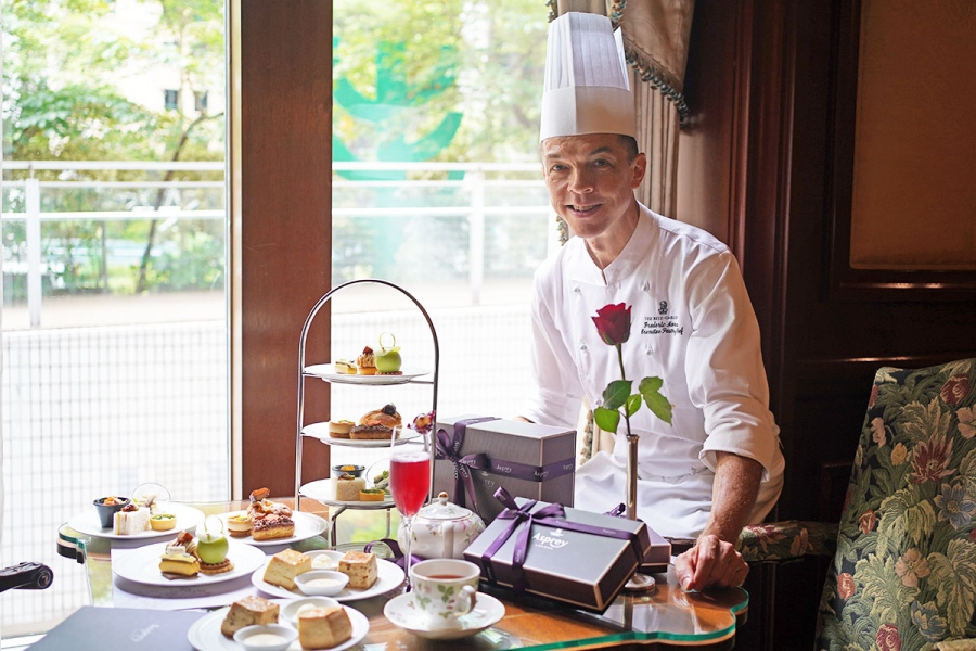 ritzcarltonafternoontea_202608_1 | Lmaga.jp スイーツを手がけた「ザ・リッツ・カールトン大阪」エグゼクティブペストリーシェフ フレデリック・モロー氏(8月19日撮影/Lmaga.jp)