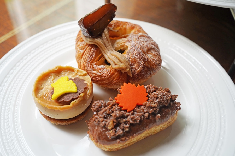 ritzcarltonafternoontea_202608_11 | Lmaga.jp スイーツ3種類。写真上から時計回りに、なめらかなキャラメル・フランとクリスピーパイ、ダークチョコレートエクレアとキャンディードピーカンナッツクランチ、シナモンアップルジャムのビションとマロンクリーム(8月19日撮影/Lmaga.jp)