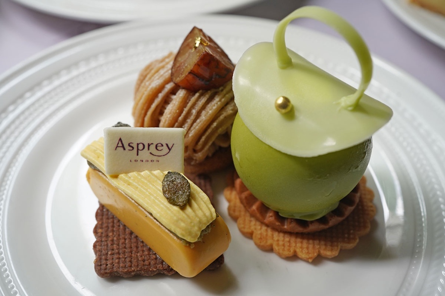 ritzcarltonafternoontea_202608_12 | Lmaga.jp スイーツ3種類。写真上から時計回りに、栗のモンブラン バニラシャンティー、クリーミーな緑茶パンナコッタと焙煎米茶のジャンドゥーヤ、スパイスが香るパンプキンとクリームチーズのムース カカオニブのサブレ(8月19日撮影/Lmaga.jp)