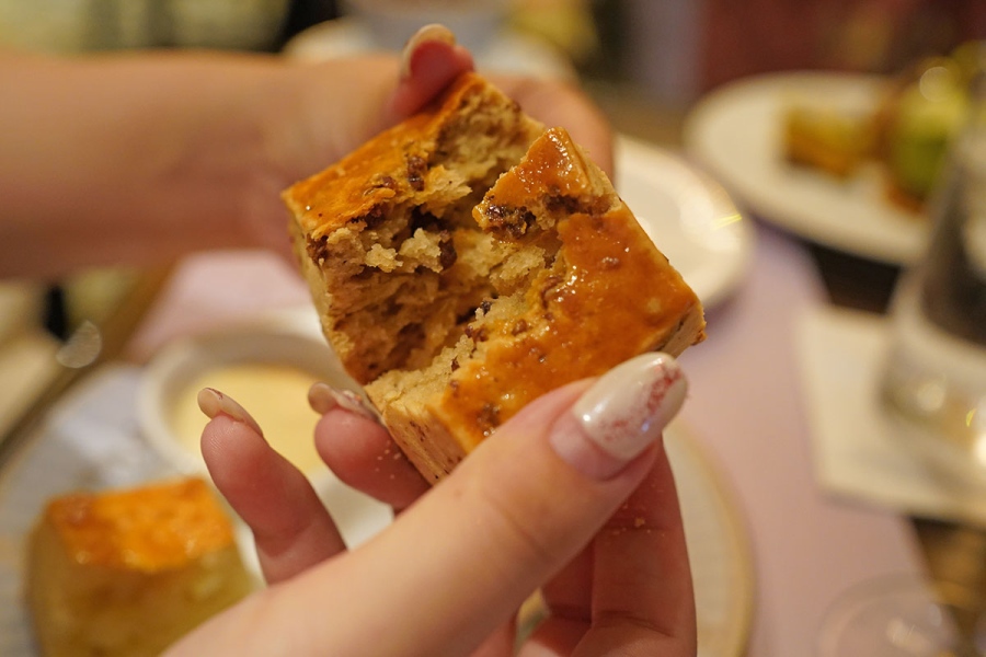 ritzcarltonafternoontea_202608_14 | Lmaga.jp 「メープルピーカンスコーン」は、中にピーカンナッツがぎっしり(8月19日撮影/Lmaga.jp)