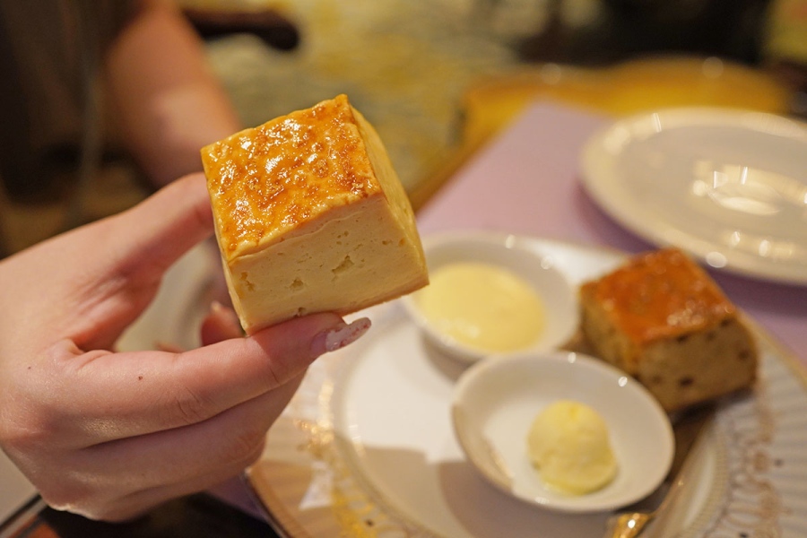 ritzcarltonafternoontea_202608_15 | Lmaga.jp 「プレーンスコーン」を持つとずっしりと重い(8月19日撮影/Lmaga.jp)