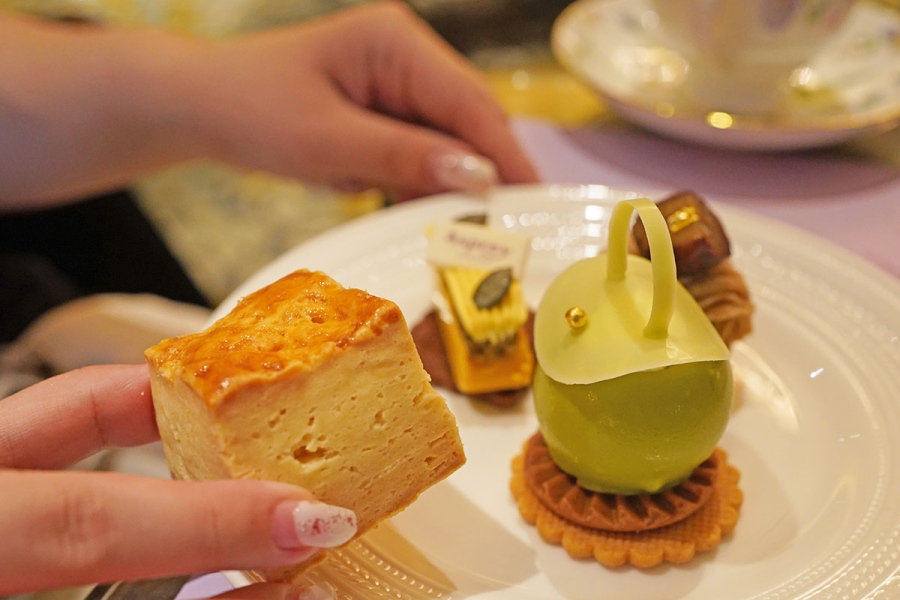 ritzcarltonafternoontea_202608_2 | Lmaga.jp 「プレーンスコーン」に合う「クリーミーな緑茶パンナコッタと焙煎米茶のジャンドゥーヤ」。英国の老舗高級ブランド「アスプレイ」のバッグから着想を得ている(8月19日撮影/Lmaga.jp)