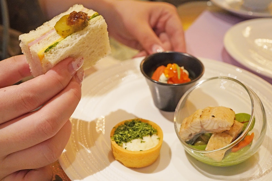 ritzcarltonafternoontea_202608_3 | Lmaga.jp セイボリー4種類。写真左上から時計回りに、ロースハムとチェダーチーズのサンドウィッチ フルーツチャツネ、マリネサーモン 玉子とキュウリのサラダ タラゴンクリーム、うなぎと野菜のピクルス パセリソース、トリュフ風味のミートパイ(8月19日撮影/Lmaga.jp)