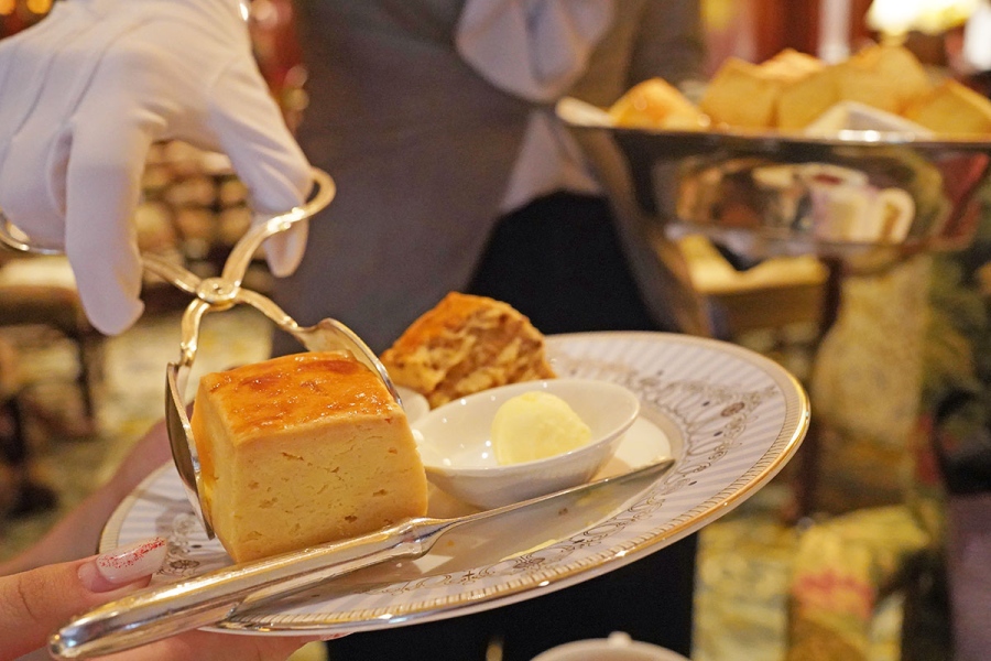 ritzcarltonafternoontea_202608_4 | Lmaga.jp スコーンのおかわりは、スタッフに声をかけると、銀のトレイからサーブしてもらえる(8月19日撮影/Lmaga.jp)
