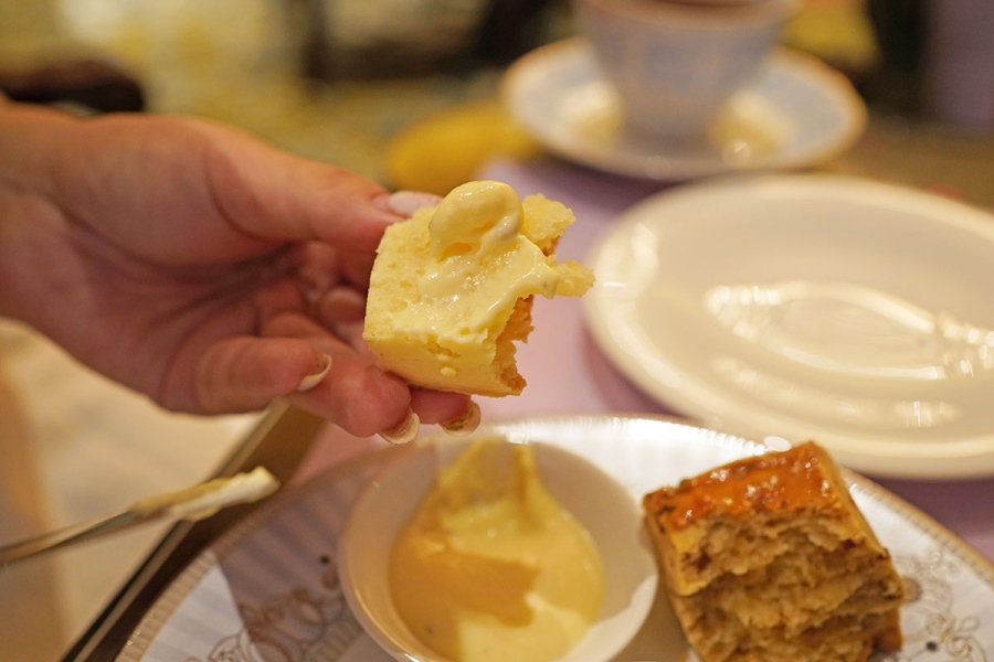 ritzcarltonafternoontea_202608_6 | Lmaga.jp 「プレーンスコーン」に「ゴートミルクのモルネーとチーズクリーム」を付けてみた様子(8月19日撮影/Lmaga.jp)