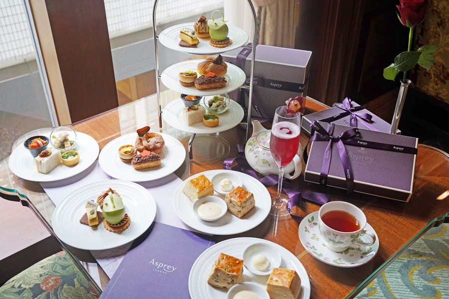 ritzcarltonafternoontea_202608_7 | Lmaga.jp 『ブリティッシュアフタヌーンティー ウィズ アスプレイ』では、3段スタンド、2種類のスコーン(食べ放題)が提供される。オリジナルカクテルは追加料金2000円(8月19日撮影/Lmaga.jp)