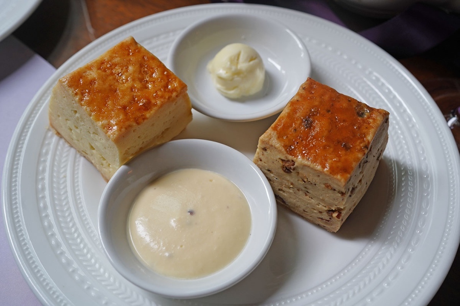 ritzcarltonafternoontea_202608_8 | Lmaga.jp 写真左上から時計回りに、プレーンスコーン、クロテッドクリーム、メープルピーカンスコーン、ゴートミルクのモルネーとチーズクリーム(8月19日撮影/Lmaga.jp)