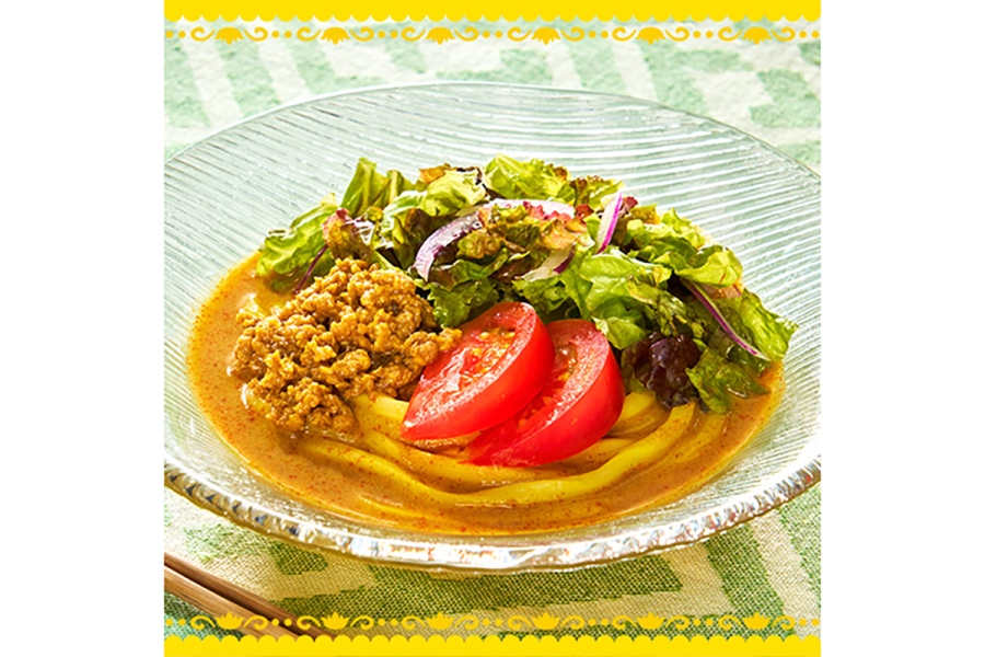 seven2026_0804_1 | Lmaga.jp 「セブン‐イレブン」に登場する、スパイス香る 冷かけカレーうどん 豆乳仕立て(594円)。8月17日~