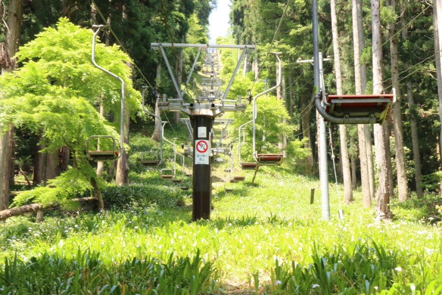 shizugadake_202608_1 | Lmaga.jp 「賤ケ岳リフト」(滋賀県長浜市)で6分間、山頂の展望エリアに到着する