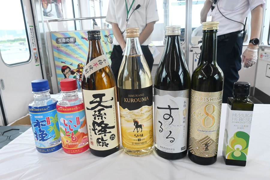 shochuressha0829_13 | Lmaga.jp 宮崎を代表する蔵元3社「霧島」「雲海」「神楽」の定番・人気銘柄を各2種類計6銘柄と、へべす果汁などがずらり(8月29日)
