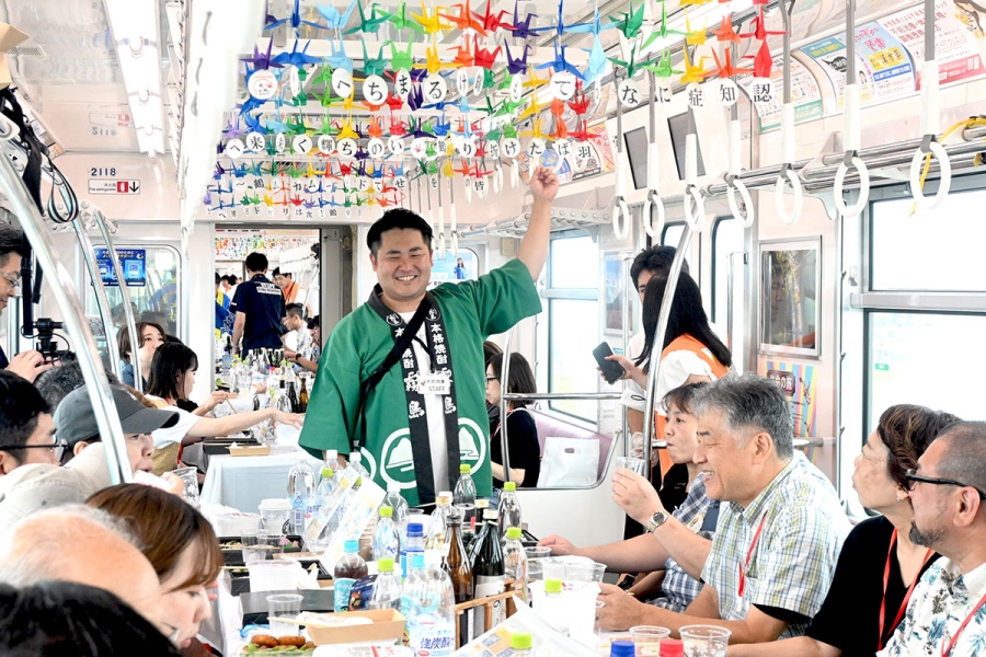 shochuressha0829_14 | Lmaga.jp 大阪モノレール『焼酎列車』にて、「霧島酒造」のスタッフが参加者とコミュニケーション(8月29日)