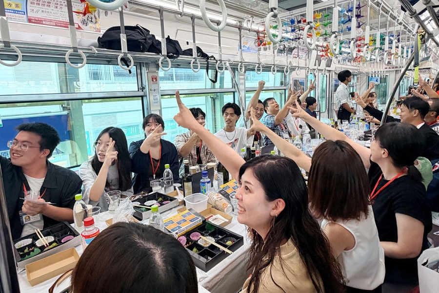 shochuressha0829_6 | Lmaga.jp 大阪モノレール『焼酎列車』の様子。豪華プレゼントが当たるじゃんけん大会も白熱!(8月29日)