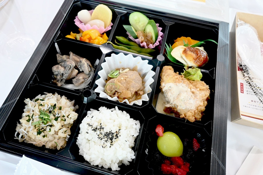 shochuressha0829_9 | Lmaga.jp 宮崎県産食材とご当地料理を詰め込んだ、この日限りの特別弁当「ひなた弁当」(8月29日)