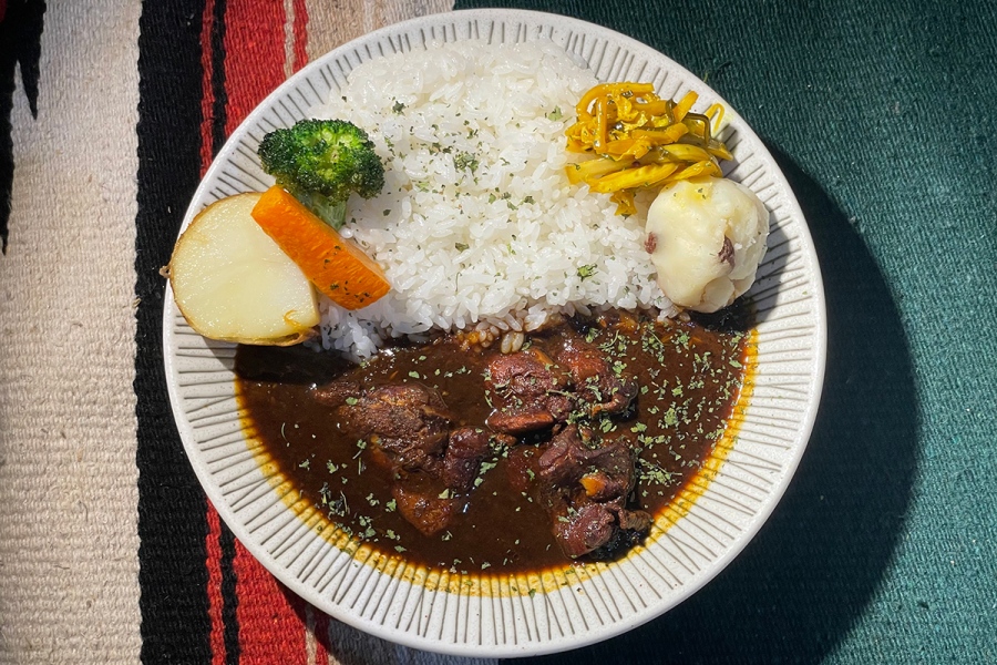 spaicecurry2026_0818_2 | Lmaga.jp 「E-itou Curry(エイトカリィ)」の札幌スパイスカレーブラック(1501円)。8月19日&20日出店