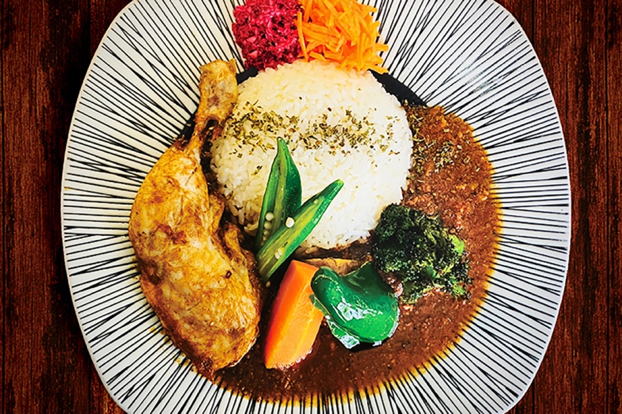 spaicecurry2026_0818_6 | Lmaga.jp 「curry & spice Y PIP CCC(カレー アンド スパイス ワイ ピップ シーシーシー)」の北海道ミルクと根昆布出汁の白いポタージュカレー~ペポーゾ風ラムキーマ添え~(1501円)。8月23日&24日出店