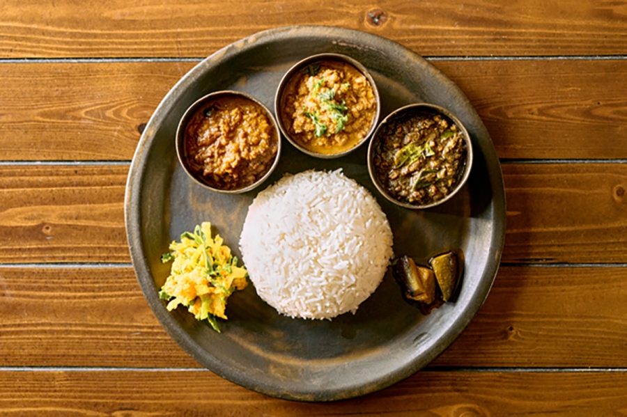 spaicecurry2026_0818_7 | Lmaga.jp 「Kalpasi(カルパシ)」のトリプルキーマカレープレート(2501円)。8月21日&22日出店