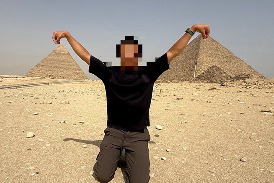 tourismabroad_egypt_caution_column3 | Lmaga.jp 2つのピラミッドをつまみあげるようなポージング(画像:スキヤキさんXより)
