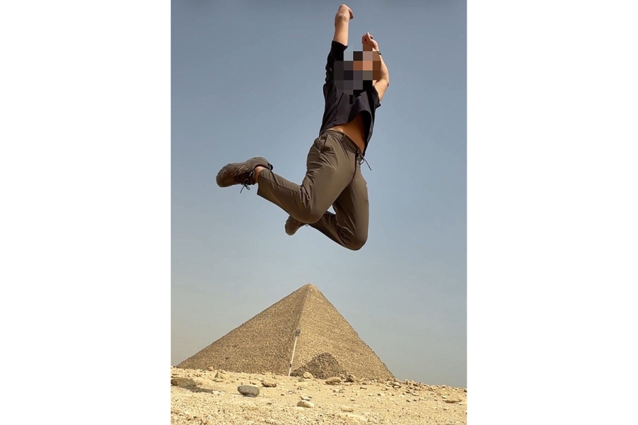 tourismabroad_egypt_caution_column4 | Lmaga.jp ガイドの指示に従って、すっかりノリノリでジャンプ!(画像:スキヤキさんXより)
