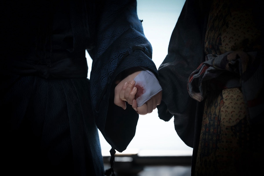 toyotomikyodai33_yamaguchi2 | Lmaga.jp 『豊臣兄弟!』第33回より。最期まで手を繋いでいた (C)NHK