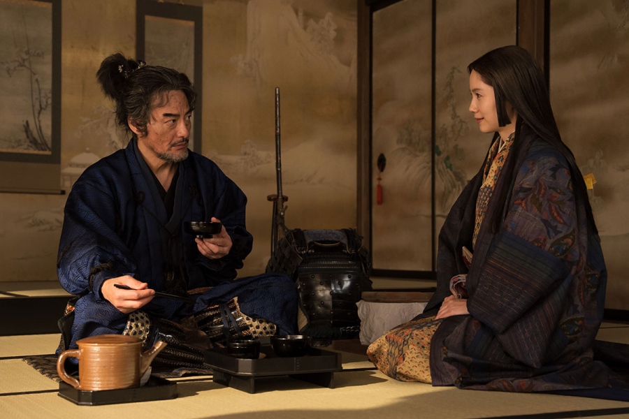 toyotomikyodai33_yamaguchi7 | Lmaga.jp 『豊臣兄弟!』第33回より。柴田勝家(山口馬木也)と市(宮崎あおい)の最後の食事シーン (C)NHK