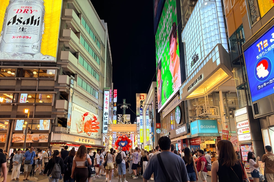 tsutaya_ebisubashi_heiten4 | Lmaga.jp 2026年8月現在は「TSUTAYA EBISUBASHI」と「かに道楽」の間にミャクミャク像が鎮座している(2026年8月撮影)