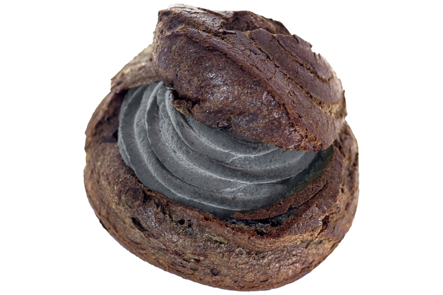 urahujiya_shu | Lmaga.jp ブラック窯焼きシュー(黒ゴマ&カスタード)475円 (8月14日から発売)