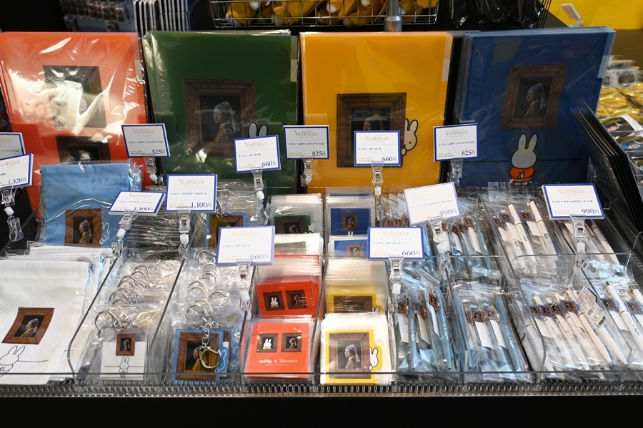 vermeer2026_0821_10 | Lmaga.jp ミッフィーとコラボしたポストカード(385円)、ステッカー(660円)、A4ポケットクリアファイル(825円)など、オリジナルグッズが多数※購入個数制限あり(Lmaga.jp撮影)