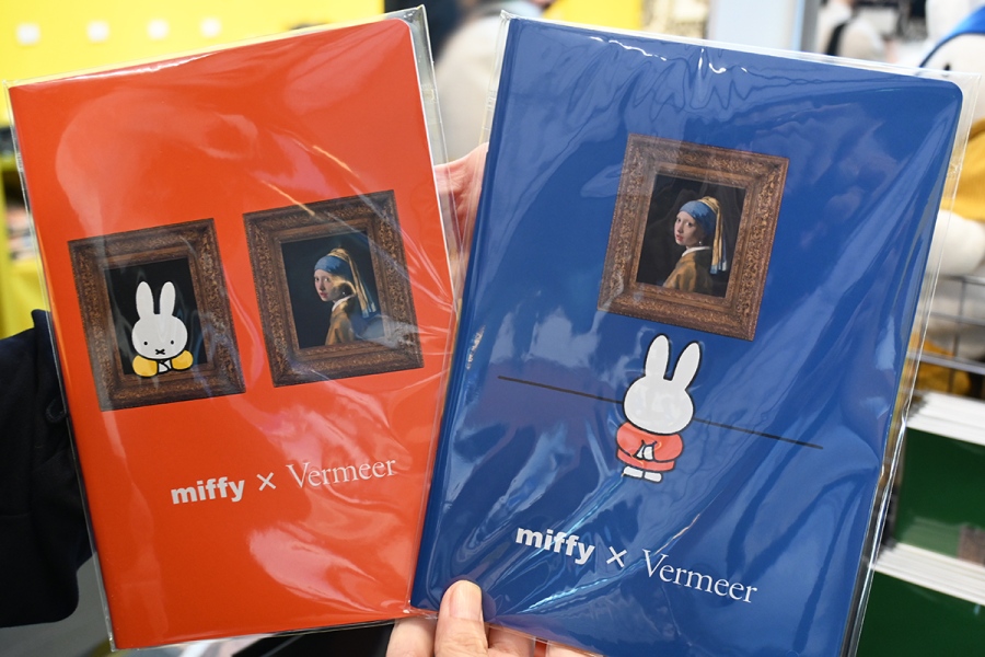 vermeer2026_0821_11 | Lmaga.jp 作品にちなんだデザインがかわいい、カラフルなブルーナカラー4色がベースのA5ノート(各990円)※購入個数制限あり(Lmaga.jp撮影)