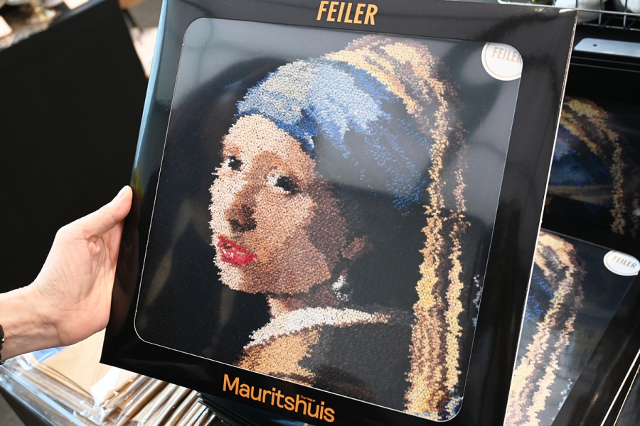 vermeer2026_0821_13 | Lmaga.jp ドイツのシュニール織の人気ブランド「FEILER」の『真珠の耳飾りの少女』限定ハンカチ(3630円)縁取りは3色を展開※購入個数制限あり(Lmaga.jp撮影)