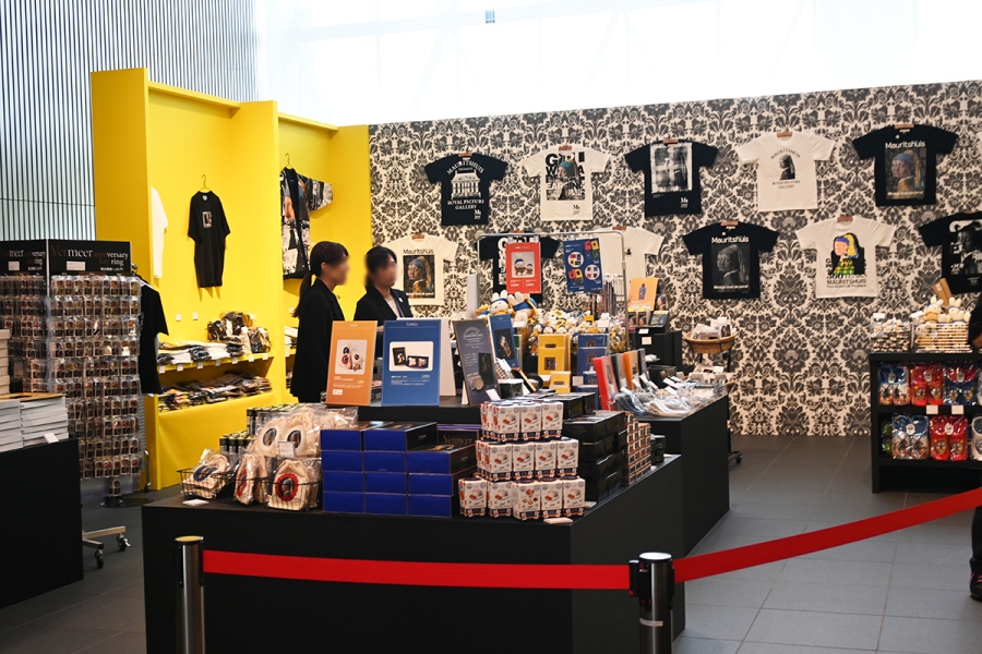 vermeer2026_0821_8 | Lmaga.jp 展覧会に入場した人のみが利用できるグッズ売場。2階・5階のいずれかのショップ1回だけ利用できる(Lmaga.jp撮影)