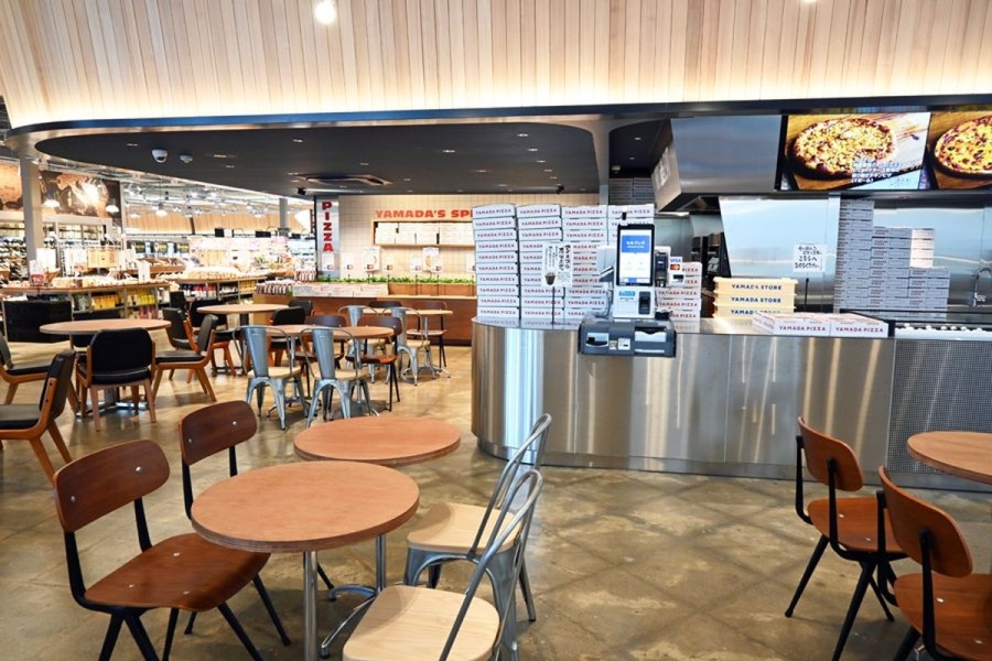 yamadastore_nishinomiya_syuzai2 | Lmaga.jp 木製家具が並ぶイートインスペースでは、コーヒーとともに、ピザやパン、惣菜などが楽しめます