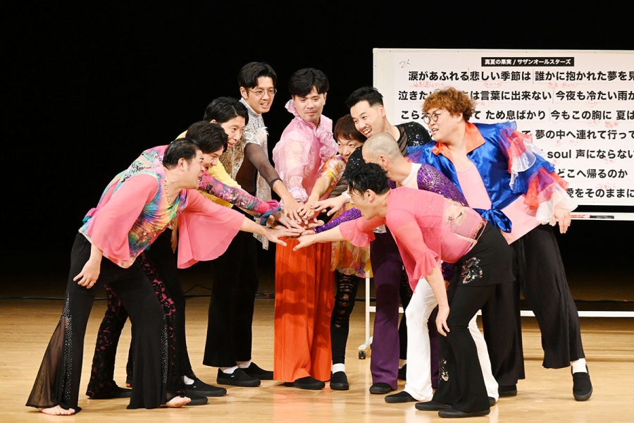 zenihonhyogenryoku0809_17 | Lmaga.jp 『全日本表現力選手権 〜TTホールの会〜』で円陣を組む出演芸人(8月9日・大阪市中央区)