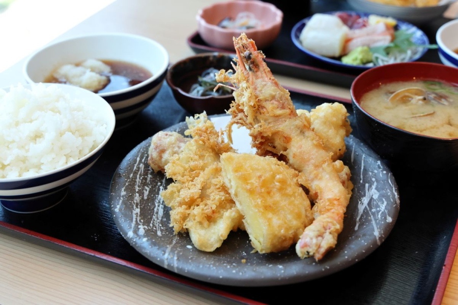 NAZOTOKI2 | Lmaga.jp 名物の大海老の入り「大吉定食」や、バルチカ03店限定の刺身三種付き「刺身定食」など充実のランチメニュー「天ぷら 大吉 バルチカ03店」