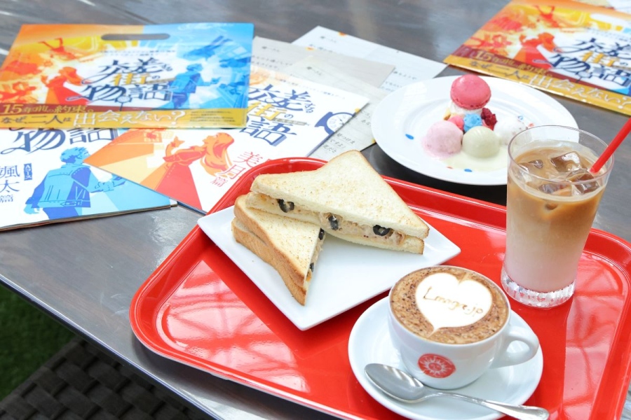NAZOTOKI21 | Lmaga.jp ツナ&オリーブサンドのドリンクセット(モーニングメニューの提供は9時~11時)。万博イタリアパビリオン人気ジェラート3種&赤マカロン1個のデザートプレートのドリンクセット。選べるドリンクはカプチーノと、カフェラテフレッドをチョイス。※メニューは取材当時