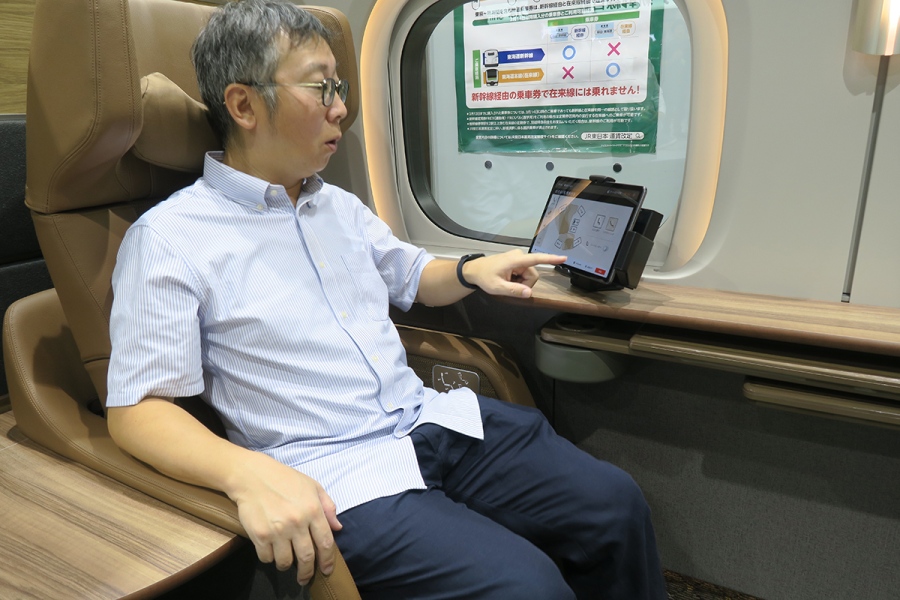 SupremeClassCabinshinosaka20260916_3 | Lmaga.jp 「スプリームクラス キャビン」では備え付けのタブレット端末でさまざまな操作ができる(Lmaga.jp撮影)