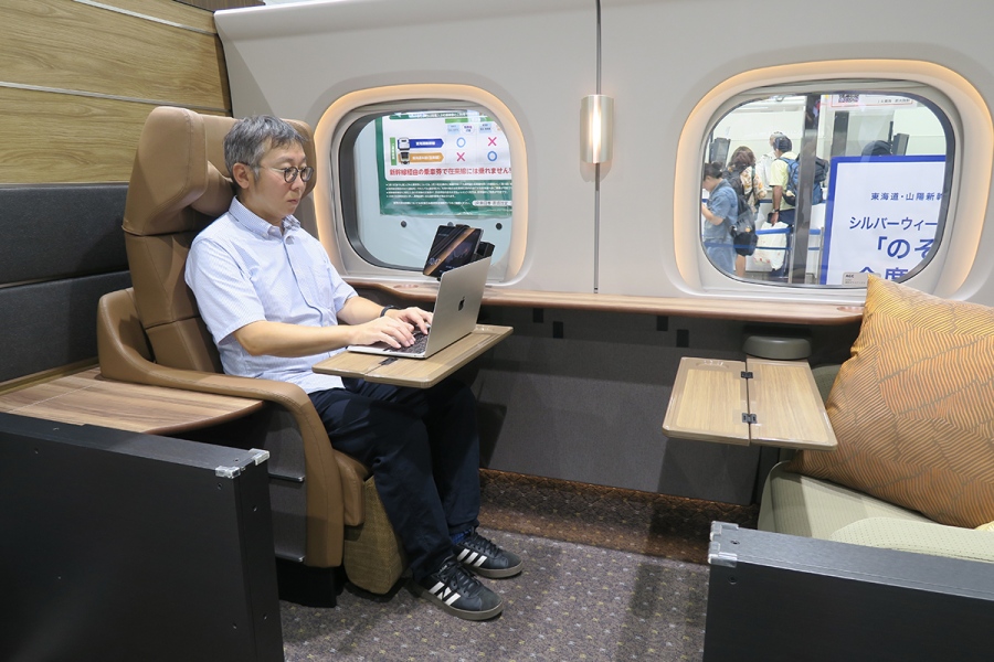 SupremeClassCabinshinosaka20260916_5 | Lmaga.jp テーブルはグリーン車の1.25倍の広さ。ゆったりと作業できる(9月15日・新大阪駅/Lmaga.jp撮影)