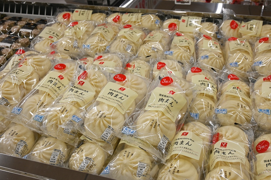 Valor22026_0929_2 | Lmaga.jp 店長オススメのプライベート商品肉まん3個入りで322円。「しっかりと詰まった中の具材に注目してほしい」とのこと(Lmaga.jp撮影)