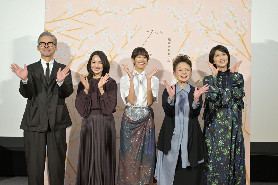 bloosom_kanseishisha1 | Lmaga.jp 朝ドラ『ブラッサム』第1週試写会にて、会見の終わりに、宇野千代が生前「ポジティブのおまじない」としてよく言っていた「最高でーす!」のポーズを全員で披露した(9月7日)(C)NHK