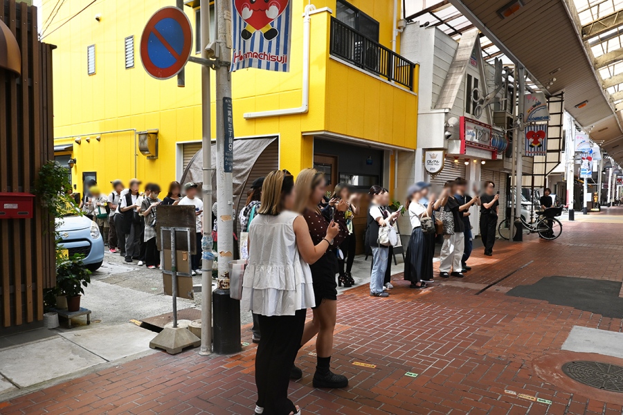 bmsg2026_0919_3 | Lmaga.jp 『BMSG OPEN THE SHUTTER』が実施されている本町筋商店街・六間道商店街には朝から多くの人が訪れていた(Lmaga.jp撮影)