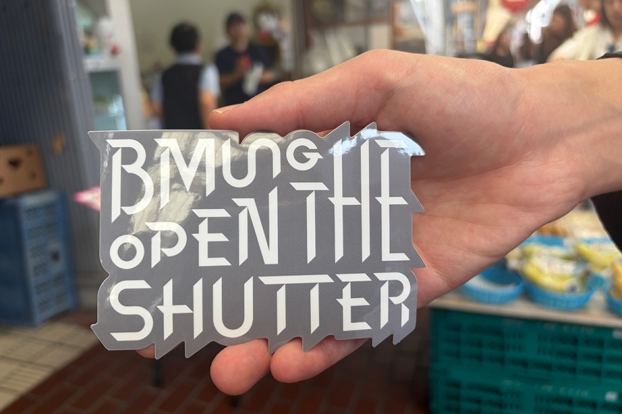 bmsg2026_0919_5 | Lmaga.jp 『BMSG OPEN THE SHUTTER』でゲットできるステッカー(Lmaga.jp撮影)