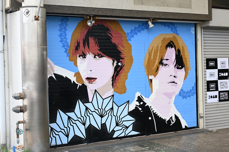 bmsg2026_0919_9 | Lmaga.jp 左から、シャッターに描かれているADAM(STARGLOW)、KAIRYU(MAZZEL/Lmaga.jp撮影)