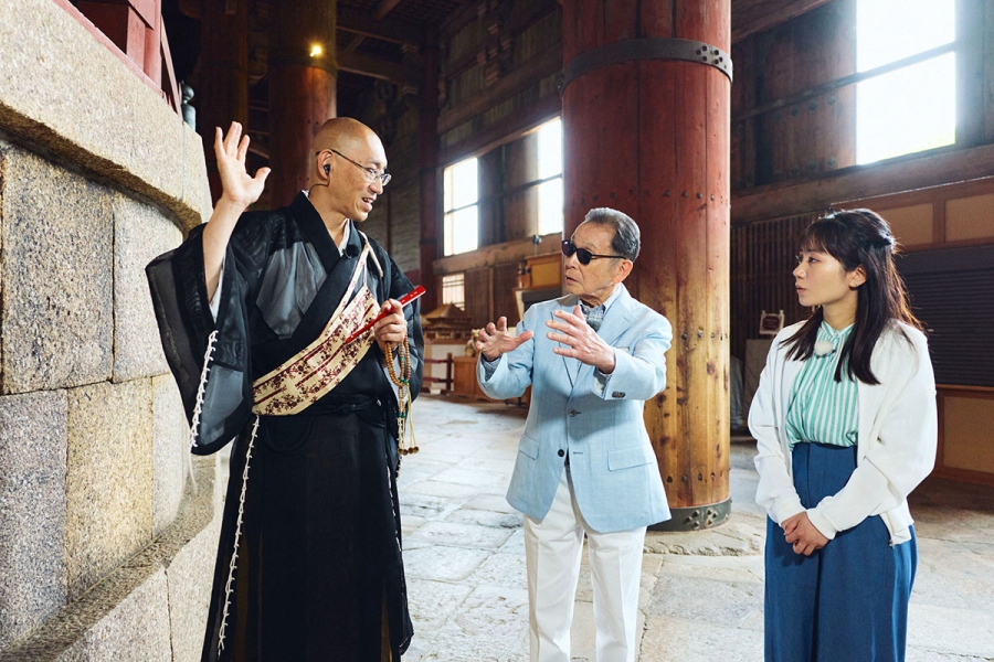 buratamori0919_todaiji4 | Lmaga.jp 9月19日放送の『ブラタモリ』にて、1300年続く東大寺のはじまりの物語に迫るタモリ (C)NHK