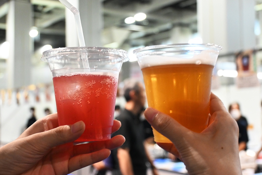 chill2026_0914_11 | Lmaga.jp 大阪会場のドリンクは「フルーツソーダ」(500円~)、大阪・壽酒造の「クラフトビール」(900円~)ほか、アイスコーヒーやクラフトコーラなども(Lmaga.jp撮影)