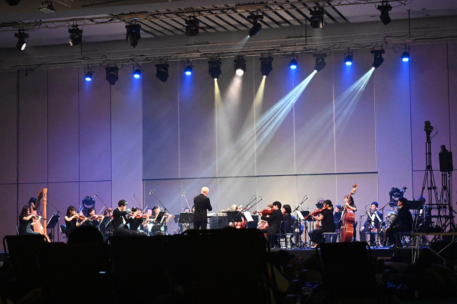 chill2026_0914_4 | Lmaga.jp J-POPの曲に合わせたカラフルな光の演出も美しく、オーケストラの演奏を盛り上げる要素に(9月13日・大阪市内/Lmaga.jp撮影)